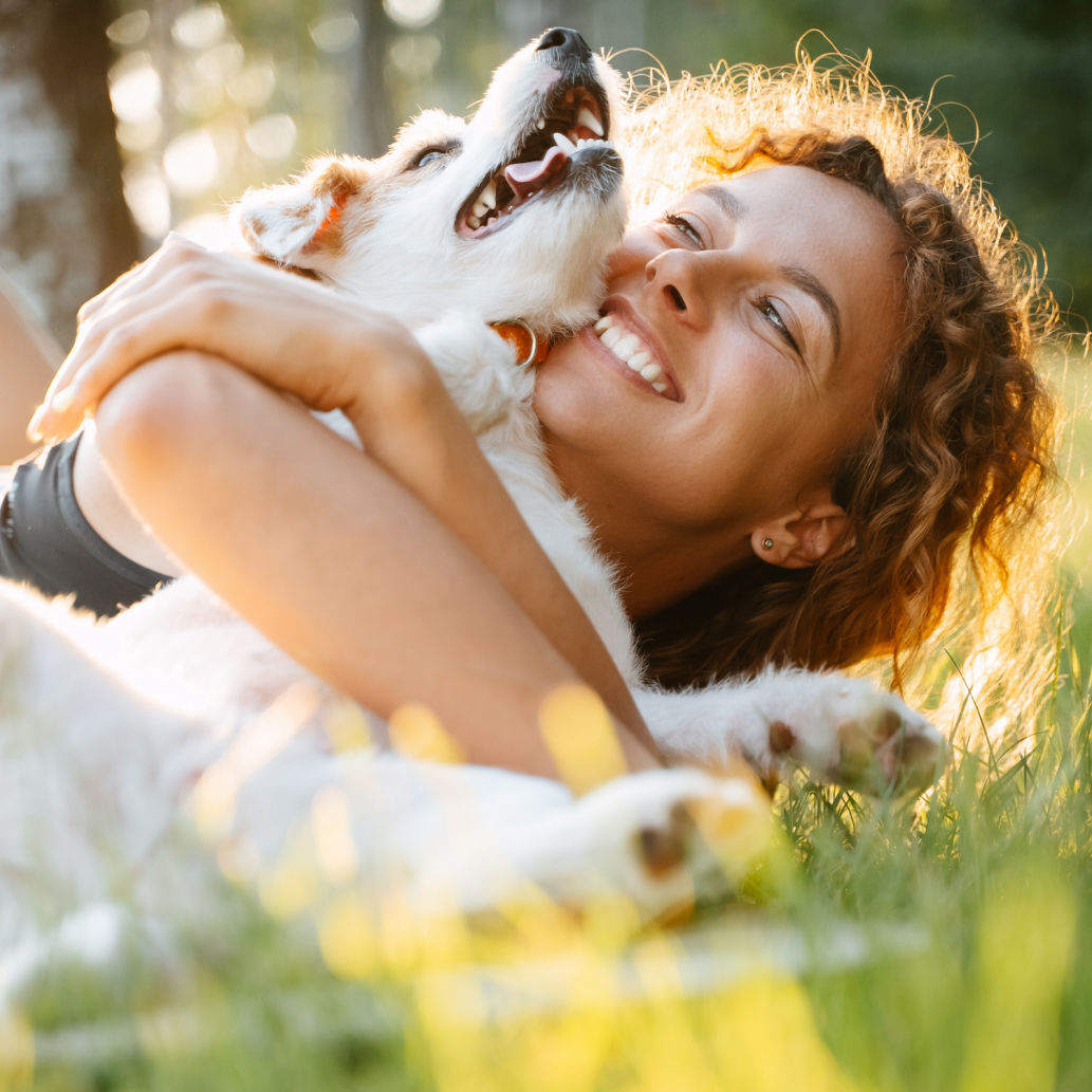 glückliche Frau mit Hund
